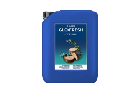 Een grote blauwe jerrycan met een label waarop een houtreiniger met de naam Glo‑Fresh te zien is samen met stukjes hout en groene takjes
