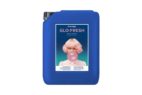 Blauwe kunststof jerrycan met een etiket van Glo Fresh en een vrouw met roze haar die een roze kauwgombel blaast