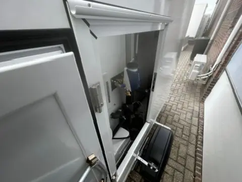 Achterkant van een mobiel toiletwagen