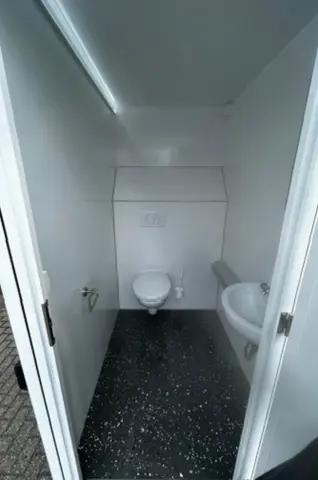 Mobiele toiletwagen van Europe wagon deur en witte toilet
