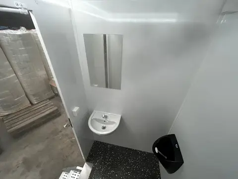 Hygiënische cabine van een vakuum solar toiletwagen met eenvoudig interieur