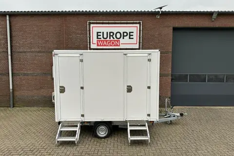 Witte toiletwagen met deuren dicht