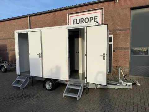 Vacuum toiletwagen GL A van Europe Wagon in buitenopstelling zijaanzicht met aankoppeling zichtbaar – ideaal voor evenementen en bouwplaatsen; nu kopen