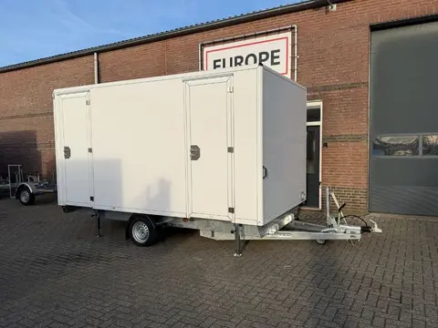 Een vacuum toiletwagen GL A van Europe Wagon geparkeerd voor een gebouw; geschikt voor evenementen en bouwplaatsen – nu kopen ()
