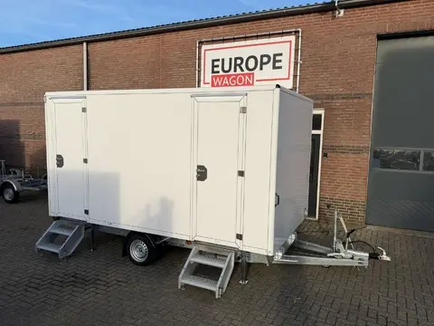 Vacuum toiletwagen GL A van Europe Wagon naast een vrachttrailer met ‘Europe’ op de zijkant; ideaal voor professioneel gebruik en te kopen