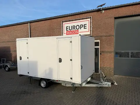 Een vacuum toiletwagen GL A van Europe Wagon geparkeerd voor een gebouw; geschikt voor evenementen en bouwplaatsen – nu kopen