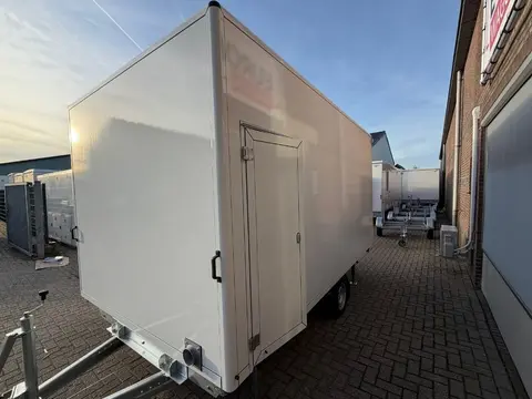 Vacuum toiletwagen GL A van Europe Wagon geparkeerd voor een kantoorgebouw zijaanzicht met nette gesloten opbouw