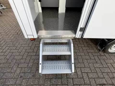 Binnenkant van de Europe Wagon vacuum toiletwagen GL A met open deur Strakke hygiënische ruimte met eenvoudige inrichting en duurzame materialen geschikt voor mobiel sanitair op locatie
