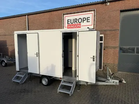 Afbeelding van een vacuum toiletwagen GL A van Europe Wagon klaar voor gebruik met beide deuren open – ideaal voor evenementen en direct kopen