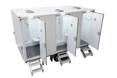 GL x BAD Witte sanitaire trailer met drie afzonderlijke toiletruimtes die openstaan