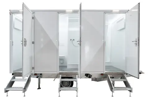 GL x BAD Witte mobiele badkamer met drie afzonderlijke cabines en openstaande deuren