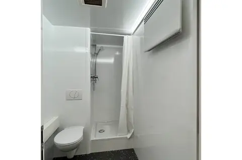 GL x BAD Een kleine strakke badkamer met douche toilet en wasbak