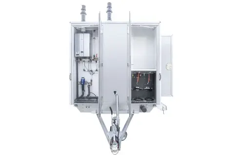 GL DU WB Een metalen kast op een aanhanger met open deuren en technische onderdelen binnenin