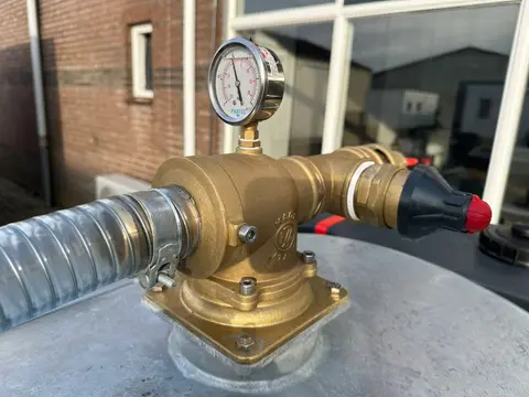 Messing koppeling met drukmeter op een watertank