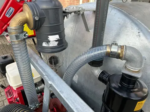 Dikke rubberen slang met metalen koppeling aan een truck