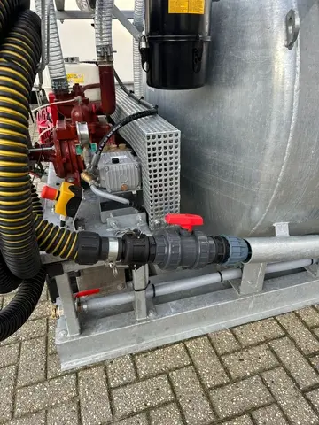 Aansluitslang aan een grote metalen tank