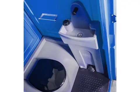 GLOBAL Ekko Een draagbaar toilet met een ingebouwd wasbakje en blauwe kunststofwanden