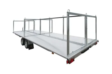 GLOBAL EXPRESS Een lange transportaanhanger met metalen constructie gezien schuin van achteren