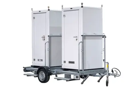 Global Express Twee draagbare toiletcabines op een aanhanger