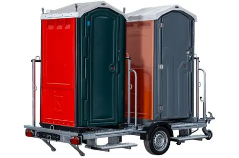 Global Express Een mobiele toiletwagen met twee losse cabines in verschillende kleuren