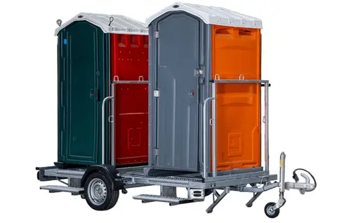 Global Express Twee draagbare toiletcabines op een aanhanger geschikt voor vervoer naar evenementen