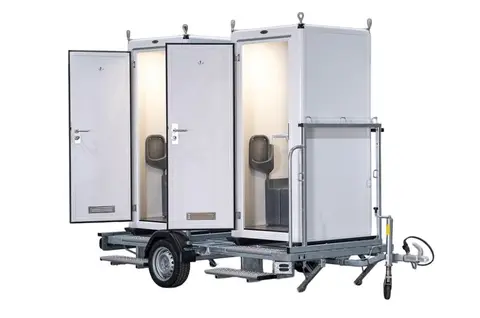 Global Express Een mobiele trailer met twee openstaande toiletcabines