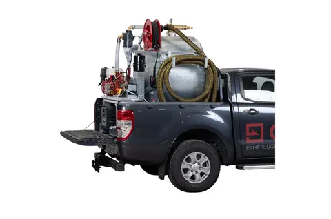 GLOBAL FLX Grijze pick up met grote watertank en slangen achterop
