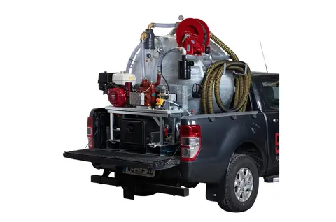 GLOBAL FLX Pick up met een grote pompinstallatie en slangen achterop