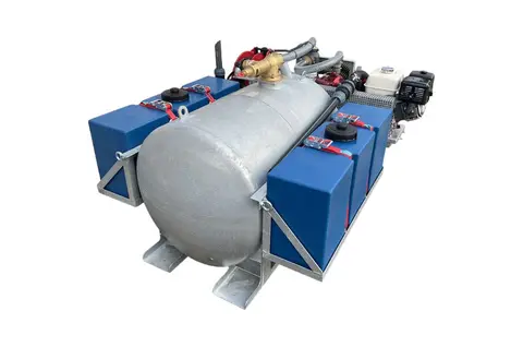 GLOBAL FLX DS Een grote zilverkleurige tankinstallatie met blauwe hulponderdelen en leidingen