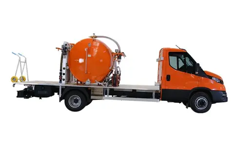 Global FXD Zijaanzicht van een werkvoertuig met oranje cabine en grote tank achterop