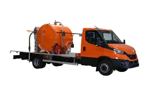 Global FXD Een oranje werktruck met een grote cilindervormige tank en slang voor industriële werkzaamheden