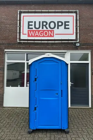 MTM Blauw Portable toilet buiten bij een pand
