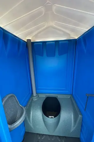 MTM Blauw Binnenkant van een draagbaar toilet ()
