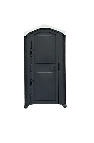 Een donkergrijze mobiele toiletcabine geplaatst voor de entree van een bakstenen pand