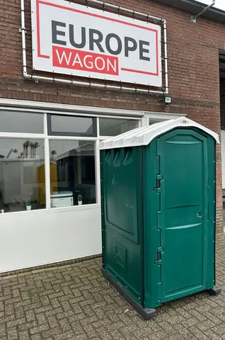 MTM Donker groen Mobiel toiletunit buiten bij een bedrijfspand