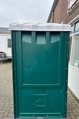 MTM Donker groen Mobiel sanitairhokje naast een bedrijfspand