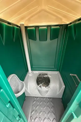 MTM Donker groen Interieur van een groen mobiel toilet