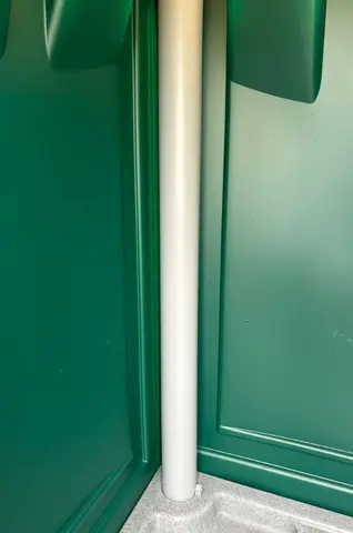 MTM Donker groen Binnenkant van een groen mobiel toilet