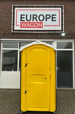 MTM Geel sanitairunit geplaatst voor een bedrijfspand