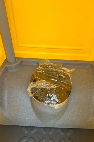 MTM Geel toiletruimte met een bedekte toiletpot