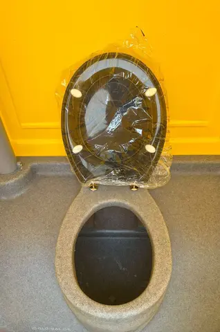 MTM Geel toiletruimte met zicht op toilet en wandrek