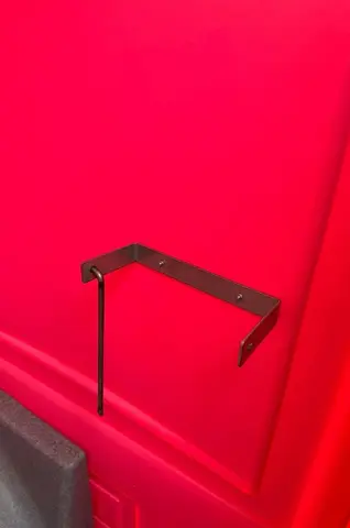 Close up van MTM Grijs Roze met zicht op haak en paneel