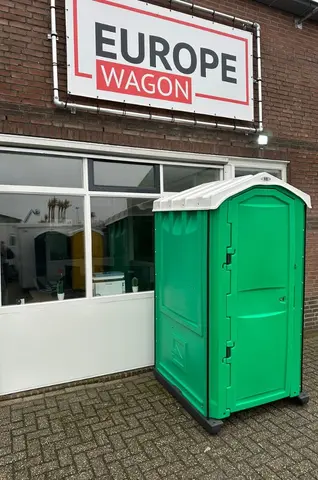 MTM Licht groen sanitairunit buiten naast een pand