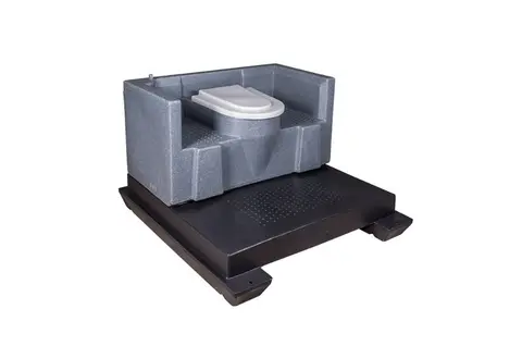GLOBAL Multi Vrijstaande toiletunit met verhoogde zitting en omranding geplaatst op een donker basisplateau