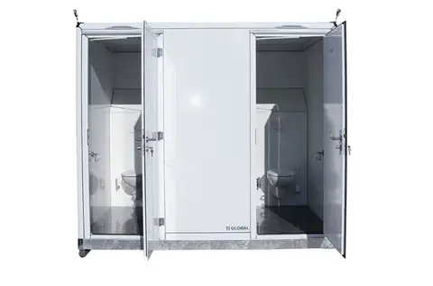 GM C Fresh Twee openstaande deuren van een mobiele toiletunit gezien van voren