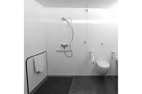 GM C Handicap met douche Badkamer met een open douche en steunbeugels voor extra toegankelijkheid