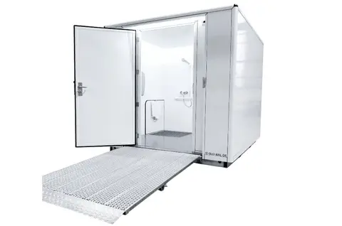 GM C Handicap met douche Witte mobiele badkamer met een open deur en een brede oprijplaat