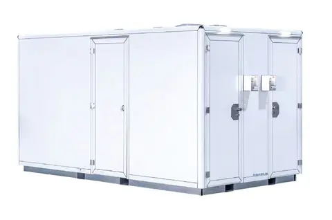 GM C Handicap + Een witte mobiele toiletcabine met twee deuren