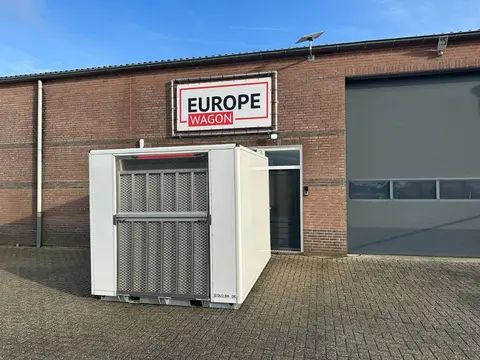 Miva container buiten een loods met oprijplaat vooraan