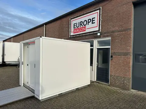 Miva container voor een bakstenen loods met zichtbaar interieur